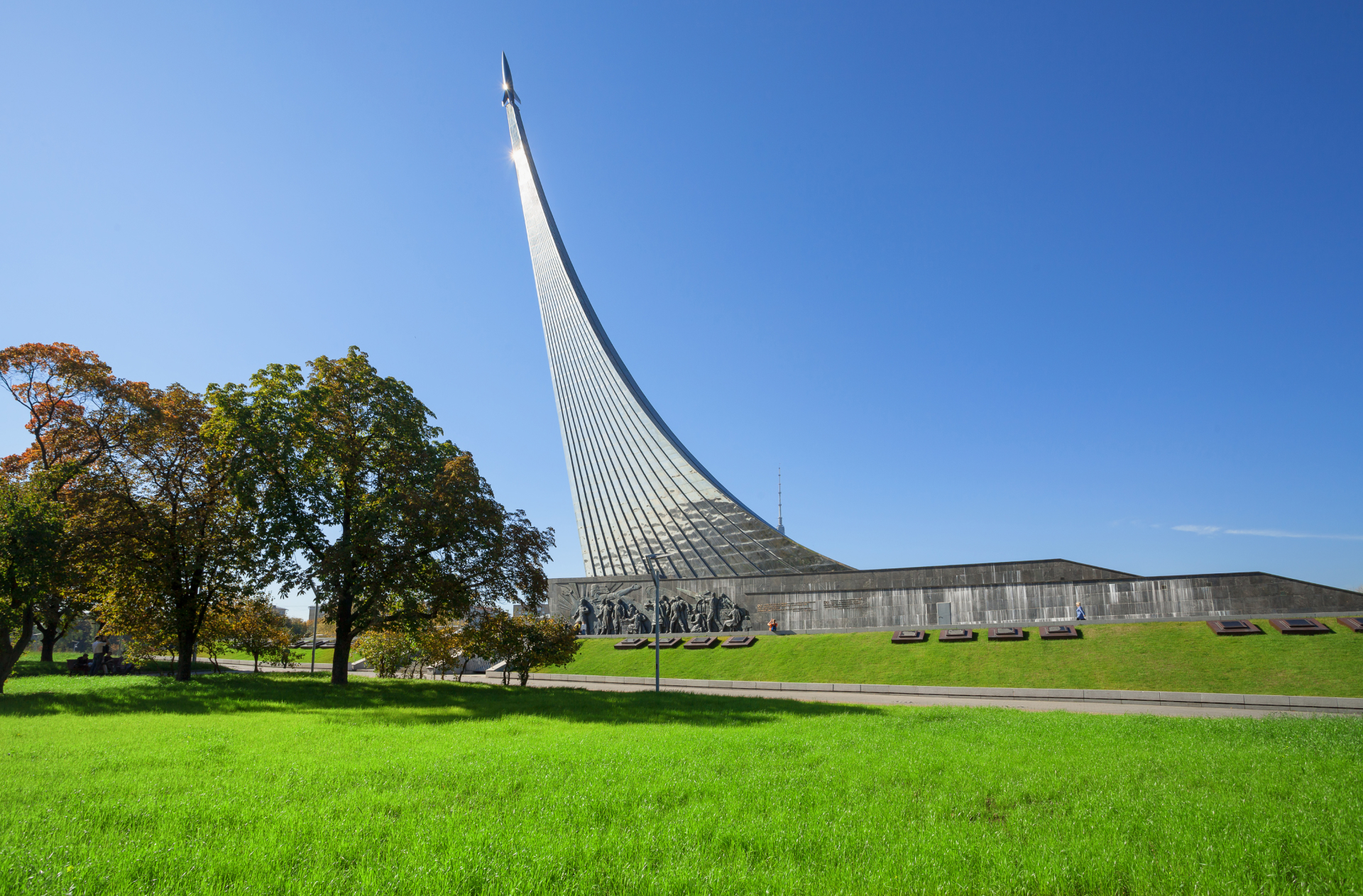 Покорителям космоса. Памятник покорителям космоса в Москве. Памятник-Обелиск «покорителям космоса». ВДНХ покорителям космоса. Монумент музей космонавтики ВДНХ.